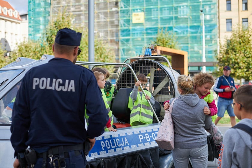 Piknik ?Bezpieczna droga do szkoły? przed Dworcem Głównym PKP we Wrocławiu