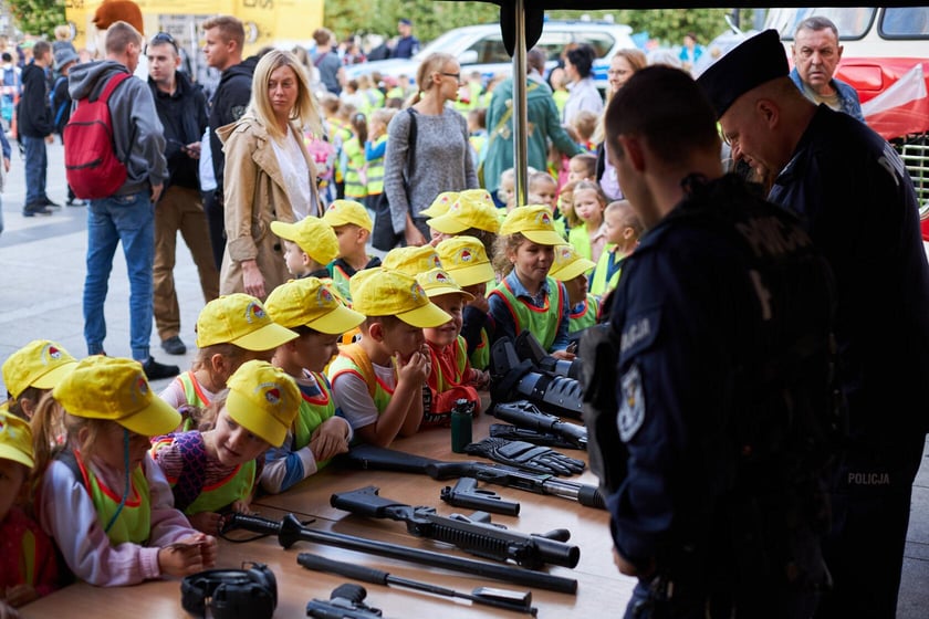 Piknik ?Bezpieczna droga do szkoły? przed Dworcem Głównym PKP we Wrocławiu