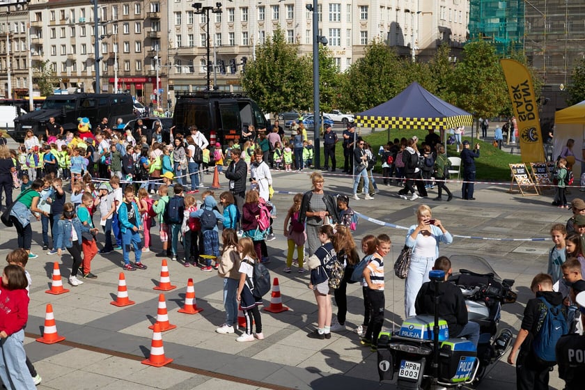 Piknik ?Bezpieczna droga do szkoły? przed Dworcem Głównym PKP we Wrocławiu