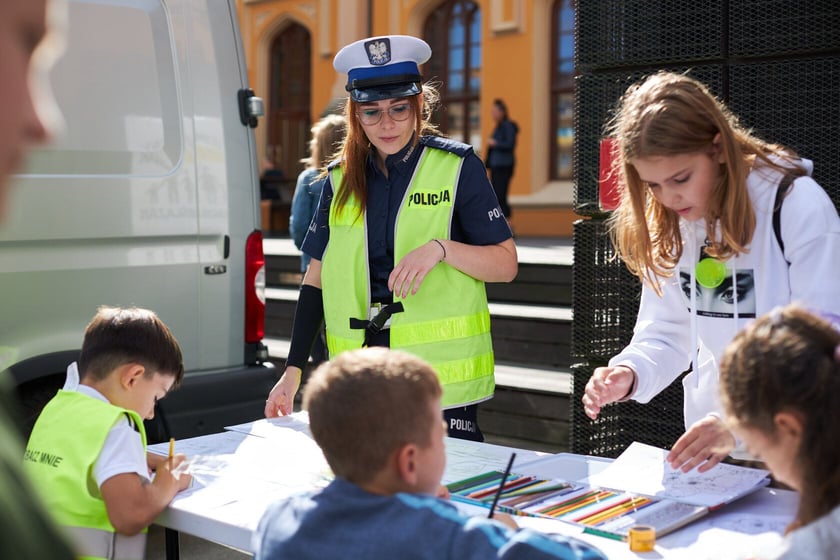 Piknik ?Bezpieczna droga do szkoły? przed Dworcem Głównym PKP we Wrocławiu