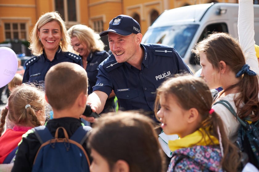 Piknik ?Bezpieczna droga do szkoły? przed Dworcem Głównym PKP we Wrocławiu