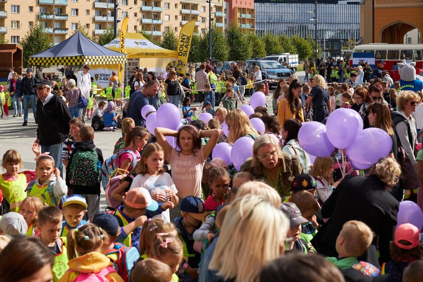 Piknik ?Bezpieczna droga do szkoły? przed Dworcem Głównym PKP we Wrocławiu