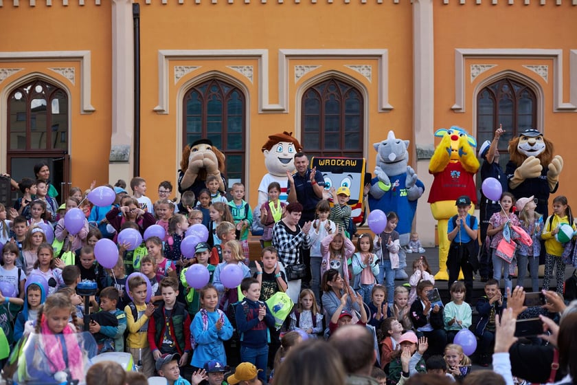 Piknik ?Bezpieczna droga do szkoły? przed Dworcem Głównym PKP we Wrocławiu