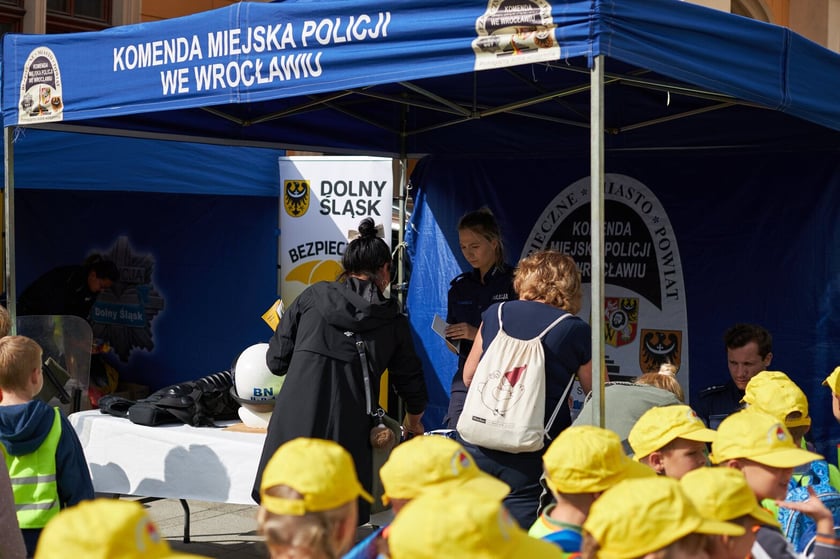 Piknik ?Bezpieczna droga do szkoły? przed Dworcem Głównym PKP we Wrocławiu