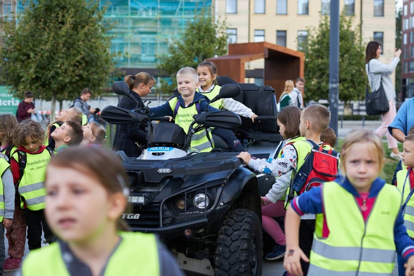Piknik ?Bezpieczna droga do szkoły? przed Dworcem Głównym PKP we Wrocławiu