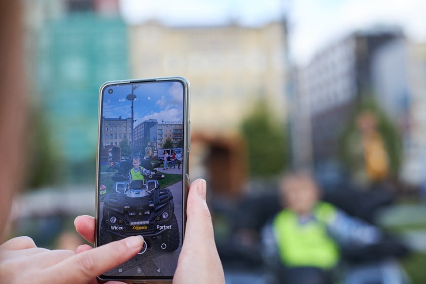 Piknik ?Bezpieczna droga do szkoły? przed Dworcem Głównym PKP we Wrocławiu