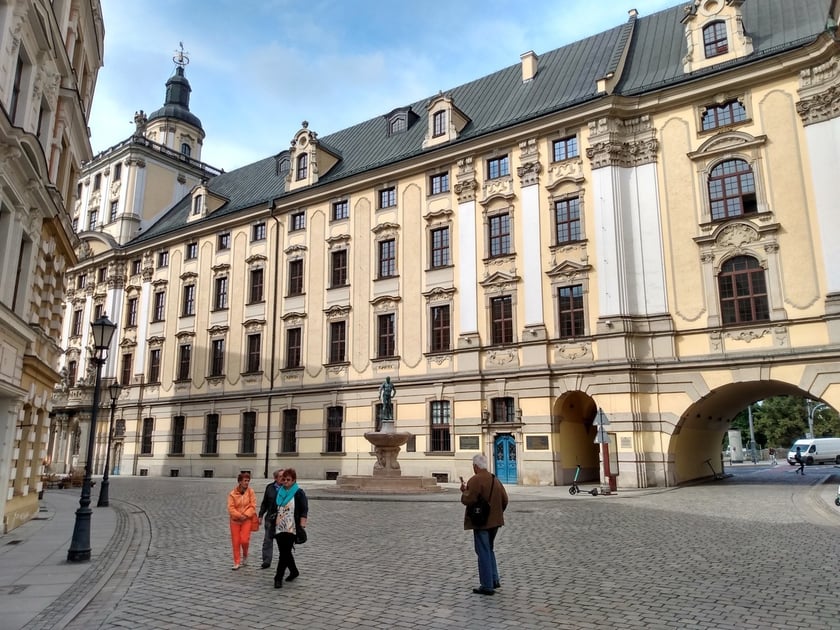 Szermierz z pl. Uniwersyteckiego często traci swoją szpadę w wyniku kradzieży