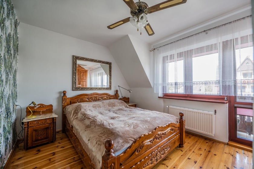Dom blisko Milicza. Ul. Łąkowa. Cena: 1 099 000 zł. Dom znajduję się w Sławoszowicach wśród zabudowy jednorodzinnej, niespełna trzy km od Milicza. Parter:  ? salon z aneksem kuchennym ? ok.35 m2, ? łazienka ? ok.13,3 m2, ? przedpokój ? ok. ? 10,5 m2, ? łazienka ? ok. 7,6 m2, ? pomieszczenie gospodarcze ? ok. 3 m2.   I piętro: ? salon z aneksem kuchennym ok. 31 m2, ? jadalnia ? ok. 15,2 m2, ? przedpokój ? ok. 12,5 m2, ? wc ? ok. 1,65 m2, ? balkon.  II piętro: ? sypialnia 1 ? ok. 22,4 m2, ? sypialnia 2 ? ok. 13,2 m2, ? sypialnia 3 ? ok. 13,3 m2, ? garderoba ? 9m2, ? przedpokój ? 6,4 m2, ? 2x balkony. Na posesji znajduję się warsztat ok. 36 m2, wiata grillowa, oczko wodne, a także ogródek do uprawy różnych warzyw.  Oferta SDP Nieruchomości