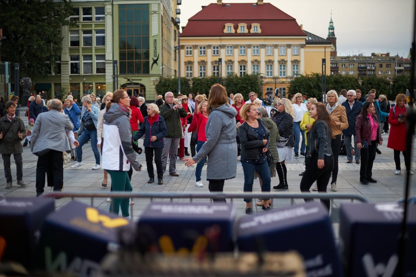 Wrocławska Potańcówka na pl. Wolności 17 września 2022 r. - na zdjęciach uczestnicy
