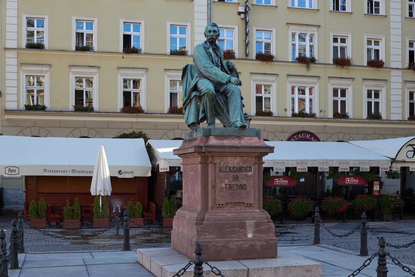 "Widzimy się o  godzinie 18 pod Fredrą". Jakim Fredrą? Chodzi o pomnik hrabiego Aleksandra Fredry w Rynku. To jedno z najpopularniejszych miejsc na umawianie spotkań (randek) we Wrocławiu.