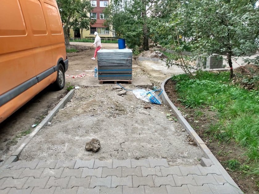 Ładnie prezentują się chodniki z nową kostką w okolicach ul. Żmigrodzkiej.
