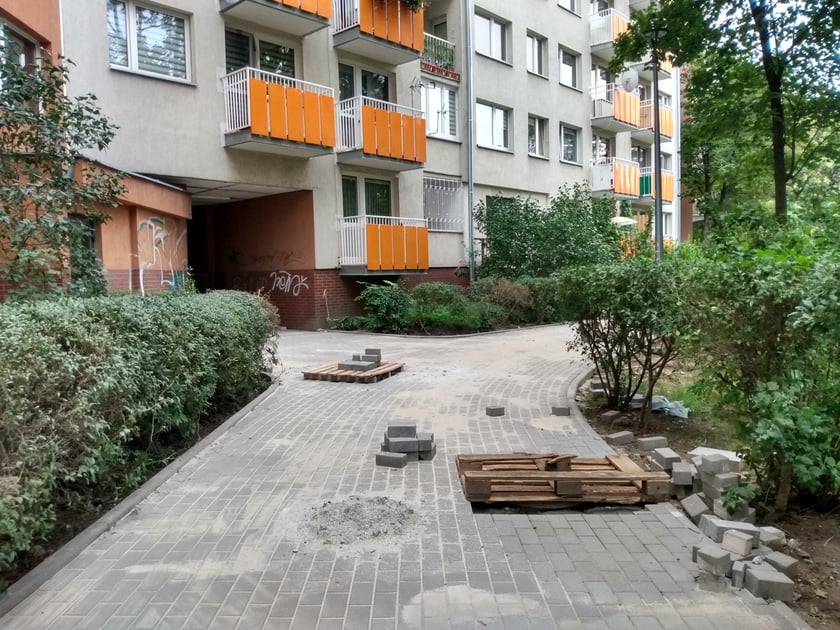 Ładnie prezentują się chodniki z nową kostką w okolicach ul. Żmigrodzkiej.