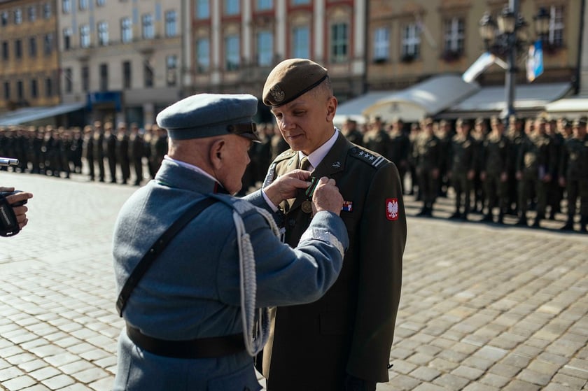 Na zdjęciu żołnierki i żołnierze Wojsk Obrony Terytorialnej we Wrocławiu