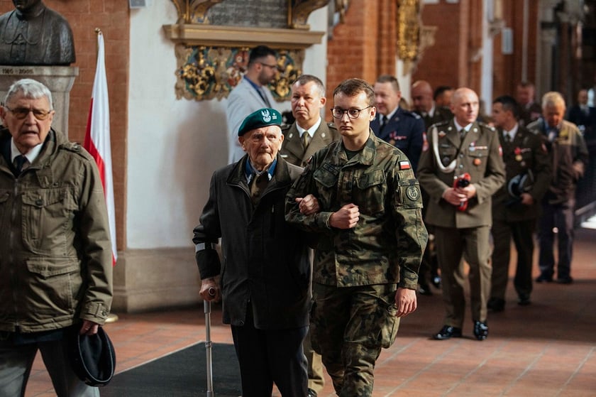 Na zdjęciu żołnierki i żołnierze Wojsk Obrony Terytorialnej we Wrocławiu