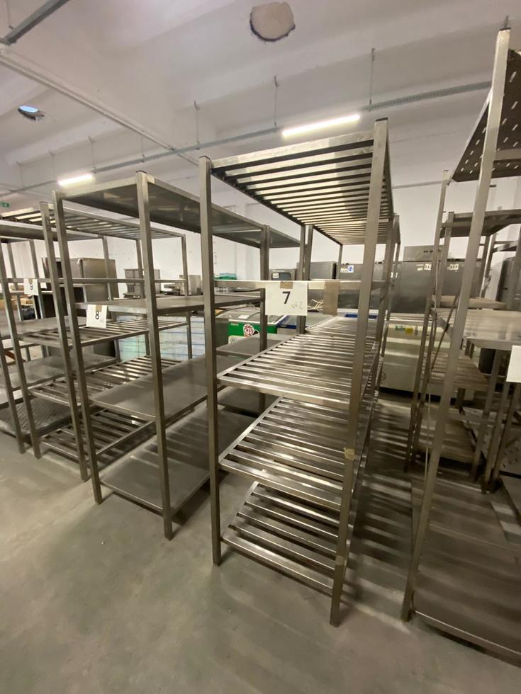 przedmioty ze starej Piwnicy Świdnickiej na licytacji, na zdjęciu regał metalowy, stal nierdzewna, cena wywoławcza 150 zł