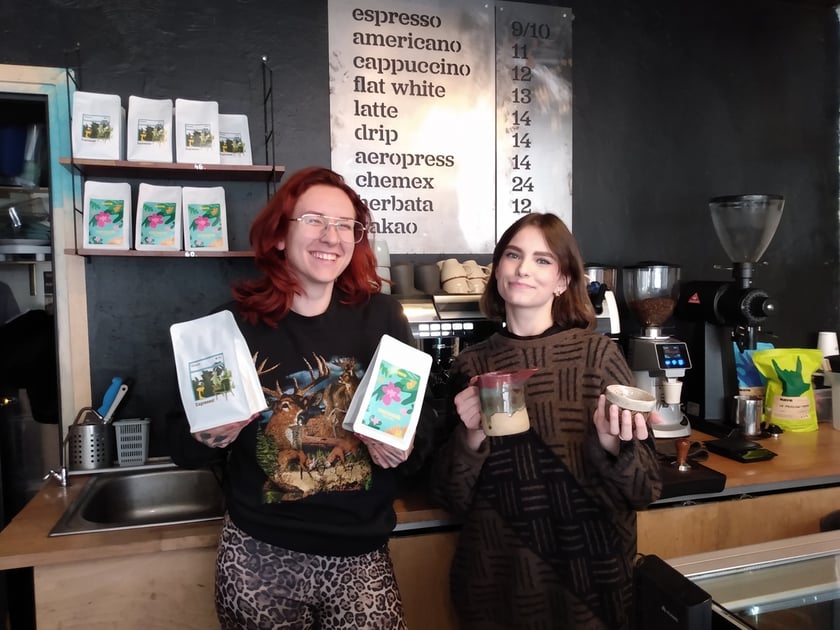 Do Cafe Rozrusznik na Nadodrzu przy ul. Cybulskiego zapraszają sympatyczne dziewczyny - Monika (z lewej) i Zuzia. To jedna z najstarszych kawiarni na Nadodrzu