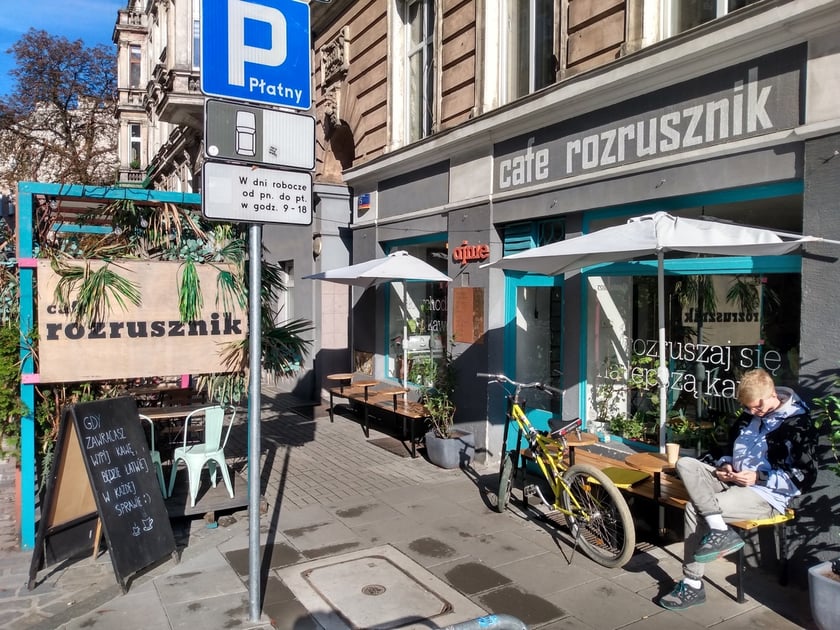 Klimatyczny ogródek w Cafe Rozrusznik na Nadodrzu