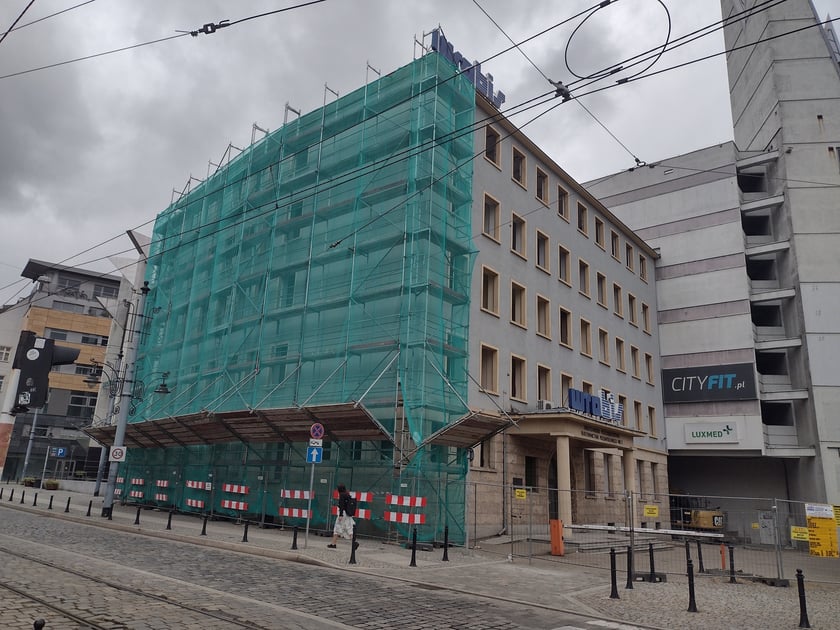 Przebudowa dawnego budynku biurowego przy ul. Szewskiej na hotel (zdjęcia z sierpnia, września i października 2022)