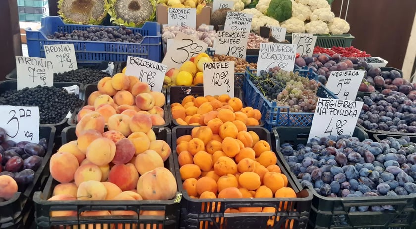 Ekozakupy zrobić można także w najbliższej okolicy ? na targu, ryneczku czy placu. Nazwy różne, ale idea ta sama: blisko, niedrogo i od lokalnego producenta. We Wrocławiu jest siedem miejskich targowisk. To place przy ulicach: Komandorskiej (Radosna), czynne od poniedziałku do soboty w godz. 8.00?16.00; Ptasiej, czynne od poniedziałku do soboty w godz. 8.00?15.00 (zimą); Legnickiej (Niedźwiedzia), czynne w tygodniu w godz. 9.00?16.00, a w sobotę do 14.00; Lotniczej (koło Astry), czynne w tygodniu w godz. 9.00?16.00, a w sobotę do 14.00; Żmigrodzkiej (Broniewskiego), czynne w tygodniu w godz. 9.00?16.00, a w sobotę do 14.00; Skoczylasa (w Leśnicy), czynne w tygodniu w godz. 9.00?16.00, a w sobotę do 14.00; Grochowej (Ryneczek Jemiołowa), tu zakupy zrobisz od poniedziałku do piątku w godz. 8.00?16.00, a w sobotę o godzinę krócej.