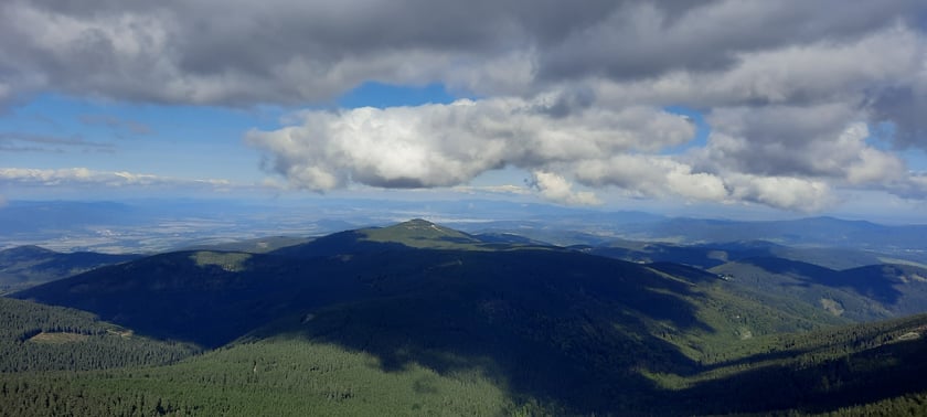 Z wieży na Śnieżniku są piękne widoki na całą okolicę