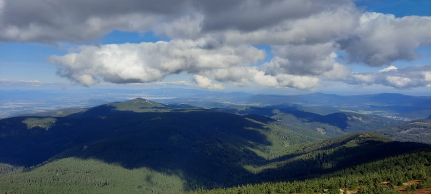 Z wieży na Śnieżniku są piękne widoki na całą okolicę