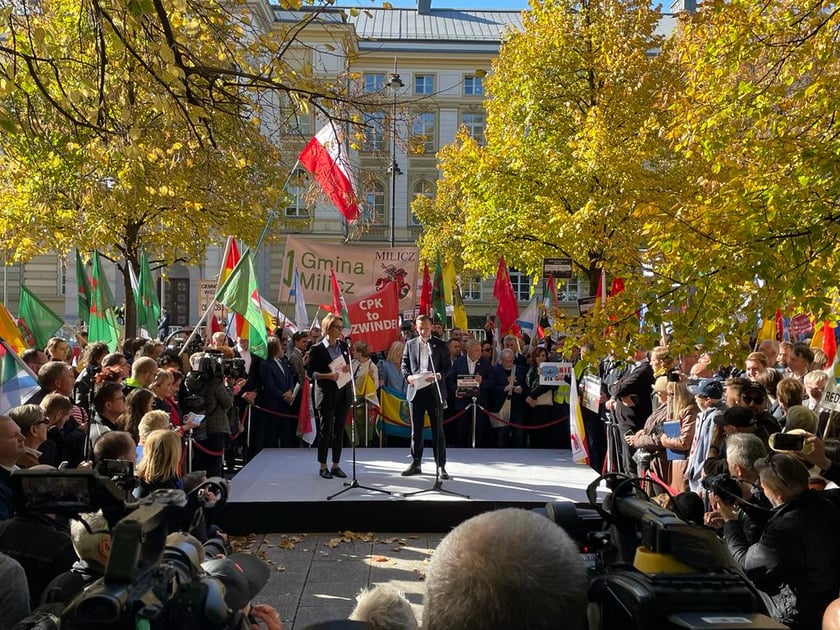 W Warszawie, przed Kancelarią Premiera samorządowcy z całej Polski zorganizowali wielki protest pod hasłem ?Tylko Ciemność?