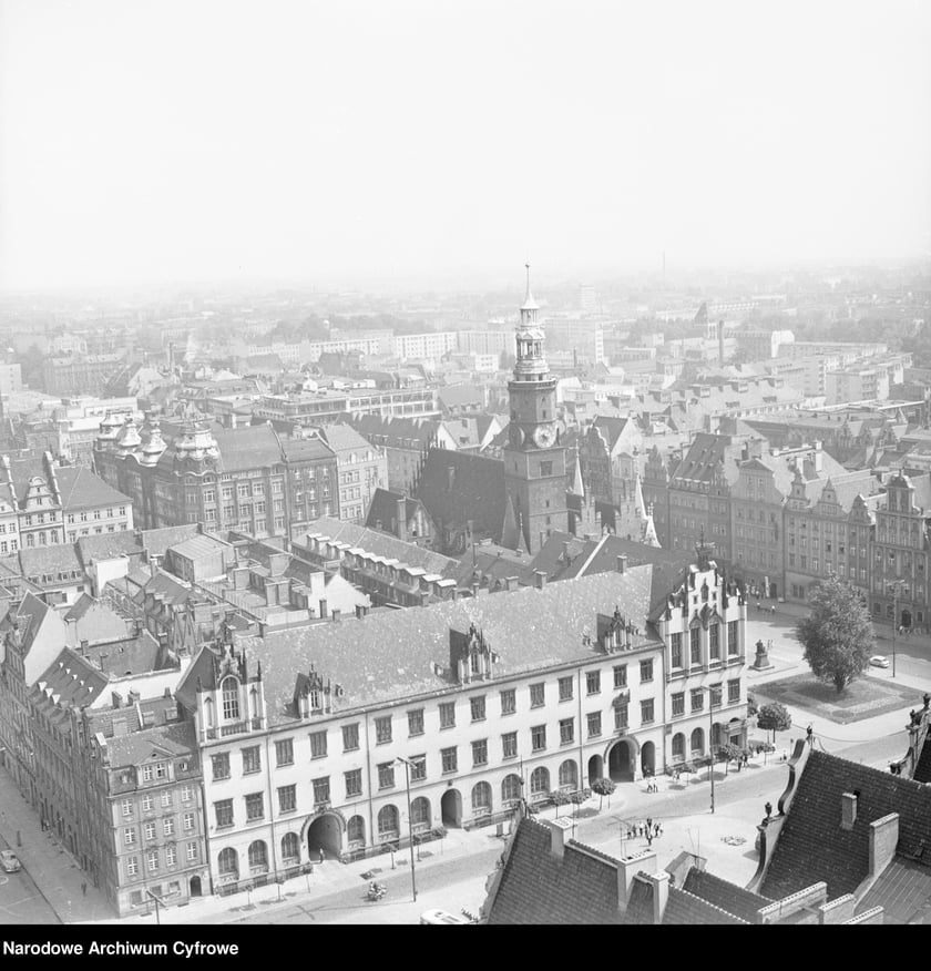 Wrocław w latach 60. XX w. Rynek. Po prawej Drzewo Przyjaźni Polsko-Czechosłowackiej