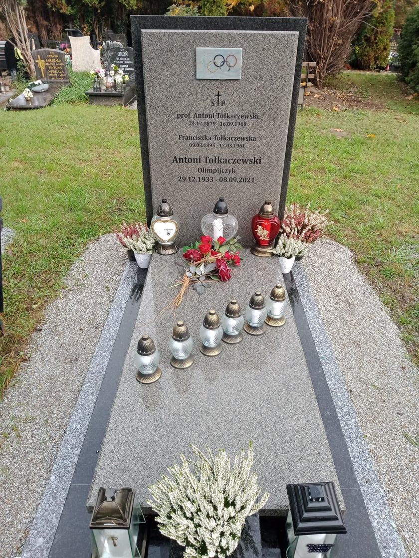 Antoni Tołkaczewski, polski pływak, prawnik, olimpijczyk z Helsinek 1952, spoczywa na Cmentarzu Osobowickim