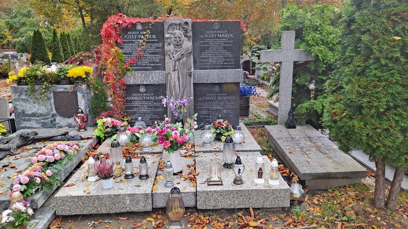 Znani biskupi wrocławscy spoczywają we wspólnym grobie na cmentarzu przy ul. Bujwida