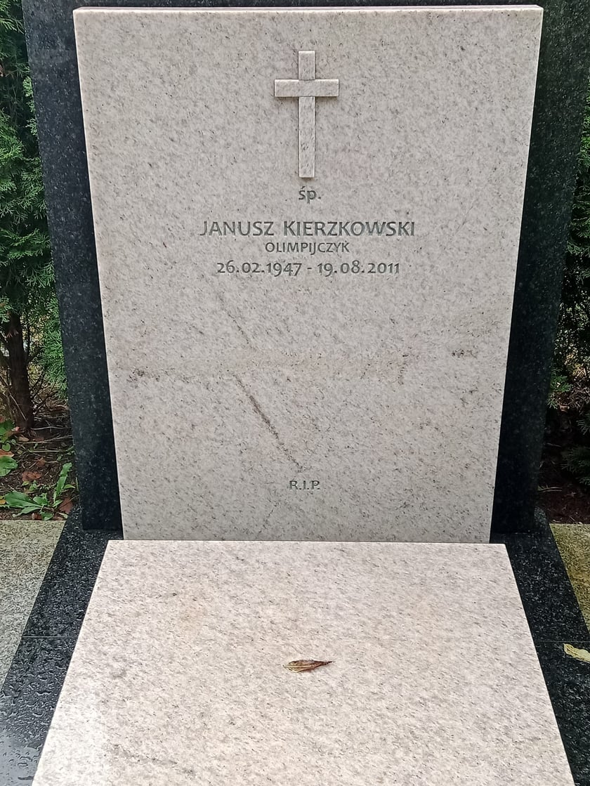Janusz Kierzowski, polski kolarz torowy, brązowy medalista olimpijski Letnich Igrzyskach Olimpijskich w Meksyku, spoczywa na Cmentarzu Osobowickim