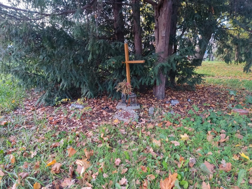Dąbie, ul. Kosiby. Krzyż upamiętnia dawny cmentarz
