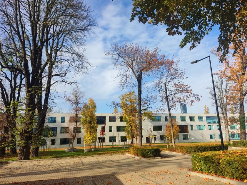 V LO przy ul. Ślężnej we Wrocławiu powstało w miejscu dawnego cmentarza