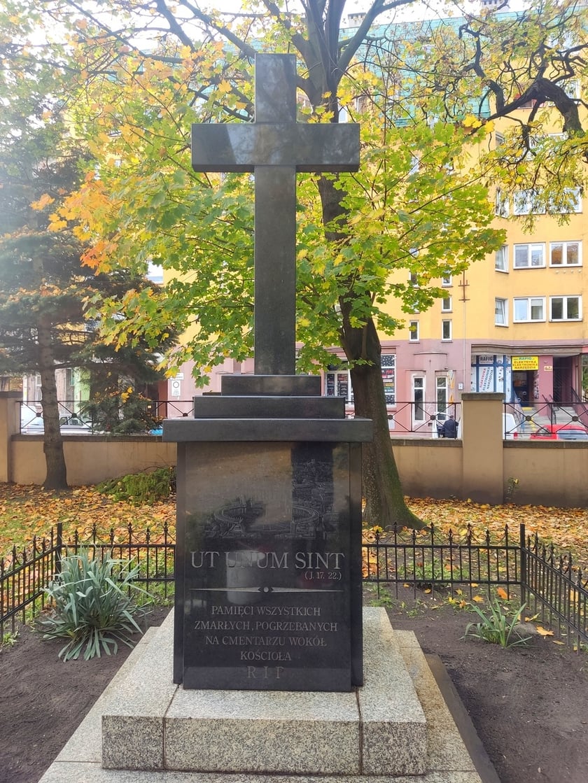 Krzyż przy Kościele pw. Opieki św. Józefa i Matki Bożej Miłosierdzia na Ołbinie upamiętnia osoby pochowane na dawnym Cmentarzu Jedenastu Tysięcy Dziewic