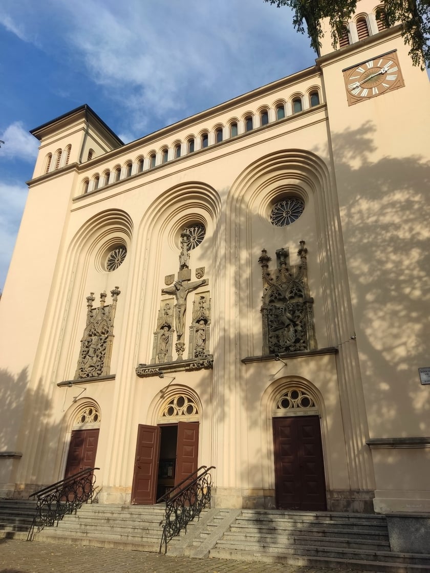 Kościół pw. Opieki św. Józefa i Matki Bożej Miłosierdzia, gdzie kiedyś znajdował się przykościelny cmentarz Jedenastu Tysięcy Dziewic