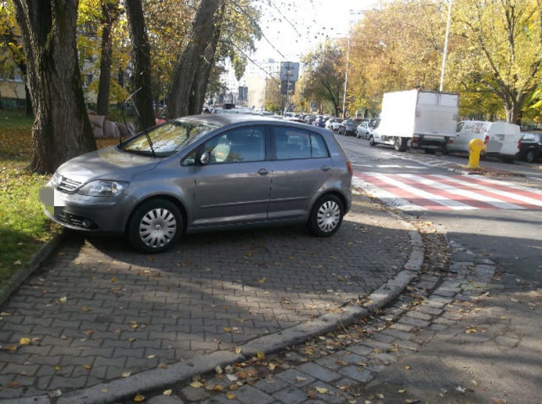 Oto zdjęcia "mistrzów parkowania" z Wrocławia