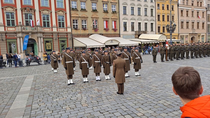 Pokaz sprzętu wojskowego 11 listopada na wrocławskim Rynku