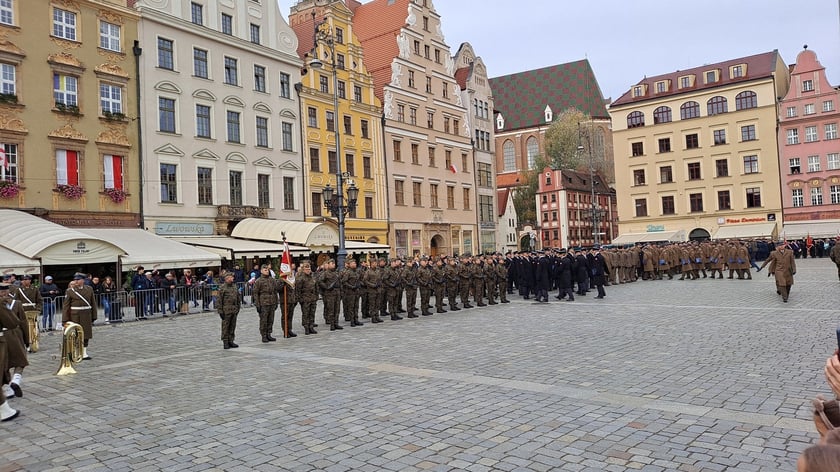 Pokaz sprzętu wojskowego 11 listopada na wrocławskim Rynku