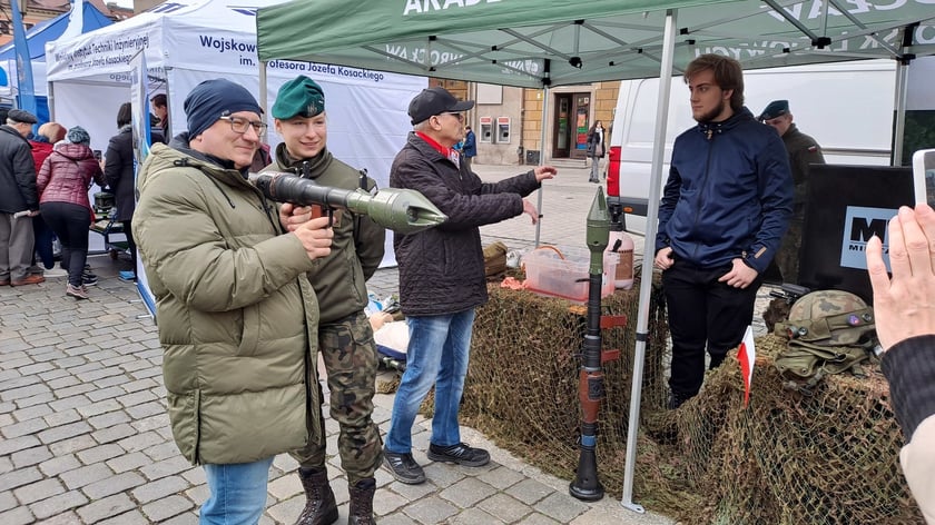 Pokaz sprzętu wojskowego 11 listopada na wrocławskim Rynku