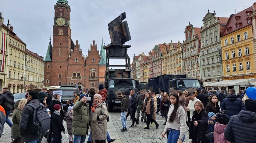 Pokaz sprzętu wojskowego 11 listopada na wrocławskim Rynku