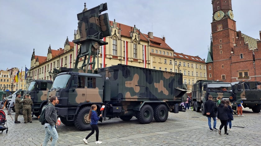 Pokaz sprzętu wojskowego 11 listopada na wrocławskim Rynku