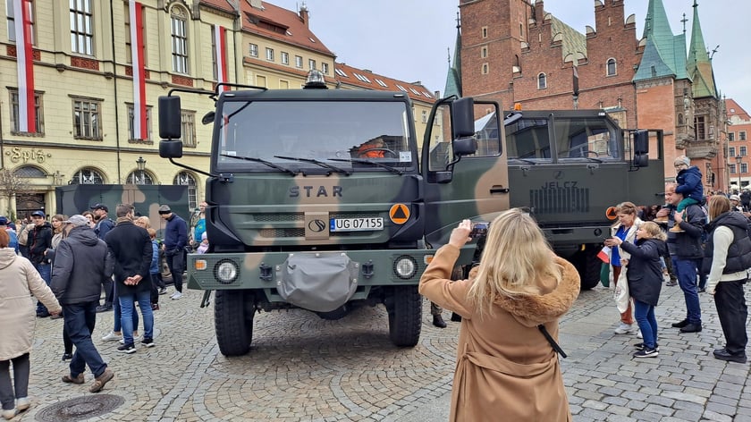 Pokaz sprzętu wojskowego 11 listopada na wrocławskim Rynku