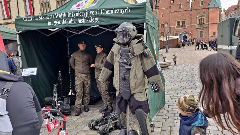 Pokaz sprzętu wojskowego 11 listopada na wrocławskim Rynku