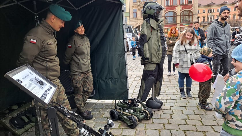 Pokaz sprzętu wojskowego 11 listopada na wrocławskim Rynku