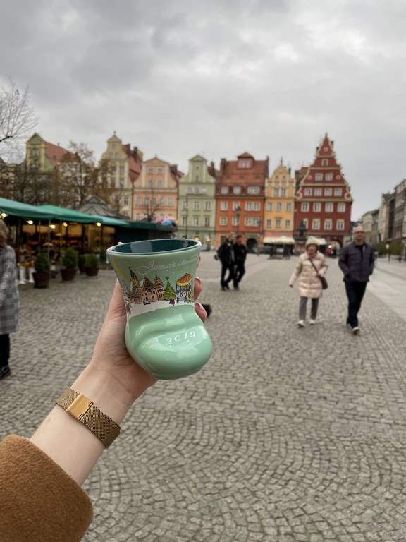 Seledynowy kubek w kształcie bucika prezentował się w 2019 roku na Jarmarku Bożonarodzeniowym we Wrocławiu.