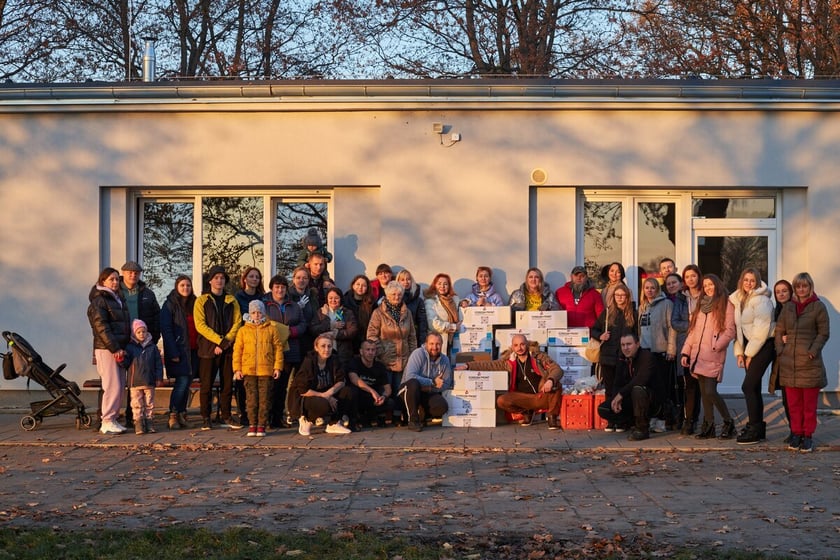 Na zdjęciu grupa wolontariuszy zajmujących się wyrobem świec dla ukraińskich żołnierzy. Pamiątkowe zdjęcie przed Stanicą. Wrocław 20 listopada 2022