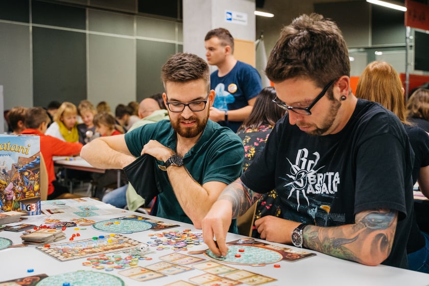 Wrocławski Festiwal Gier Planszowych Gratislavia - na zdjęciu uczestnicy oraz gry planszowe
