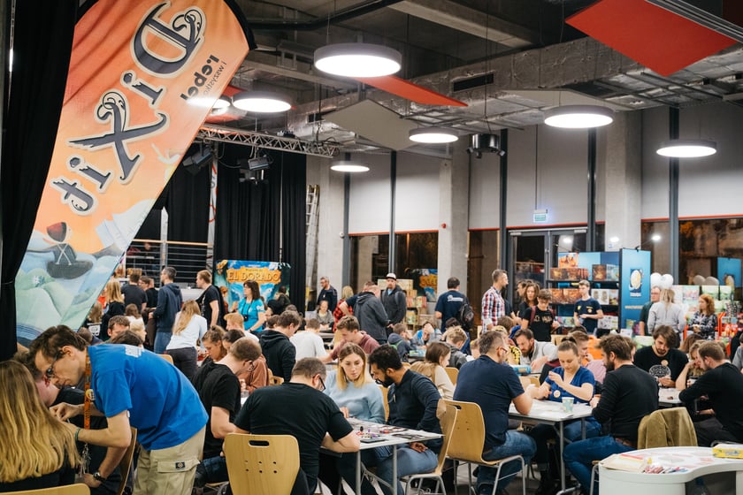 Wrocławski Festiwal Gier Planszowych Gratislavia - na zdjęciu uczestnicy oraz gry planszowe