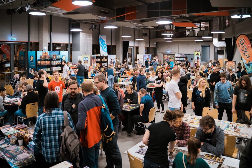 Wrocławski Festiwal Gier Planszowych Gratislavia - na zdjęciu uczestnicy oraz gry planszowe