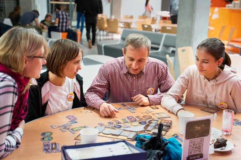 Wrocławski Festiwal Gier Planszowych Gratislavia - na zdjęciu uczestnicy oraz gry planszowe