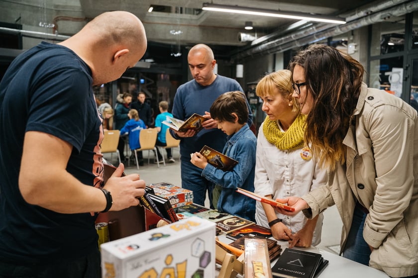 Wrocławski Festiwal Gier Planszowych Gratislavia - na zdjęciu uczestnicy oraz gry planszowe